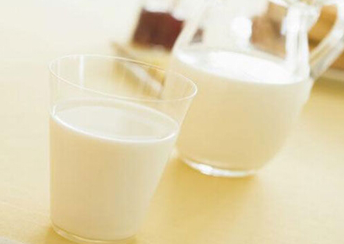 哺乳期喝什麼牛奶？哺乳期能喝牛奶嗎