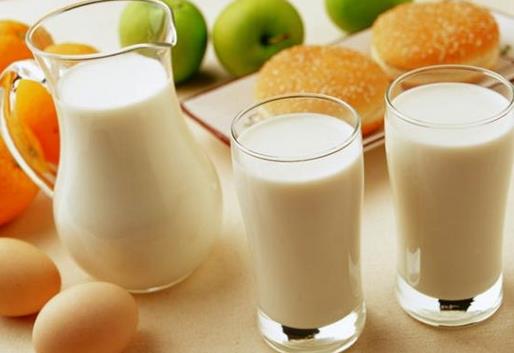 早上空腹喝牛奶好嗎？牛奶什麼時候喝最好