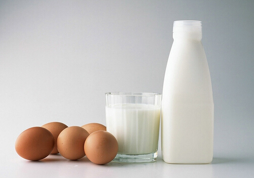 睡前喝牛奶會胖嗎？喝牛奶的最佳時間
